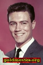 Roger Smith come Creighton Chaney (at 21)