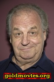Paul Dooley come Day Desk Clerk at Hotel