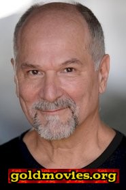 John Kapelos come Kandy Bar Owner