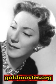 Denise Péronne come Party Guest Who Had Met Christopher (Uncredited)