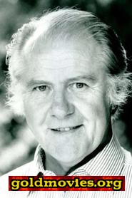 Denys Hawthorne come Hotel Manager