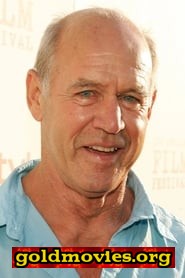 Geoffrey Lewis come Captain Schroeder (uncredited)