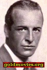 Reginald Simpson come Assistant Hotel Manager (uncredited)