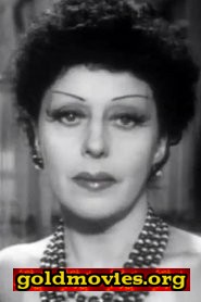 Renée Passeur come Léonarde, duenna of the troupe