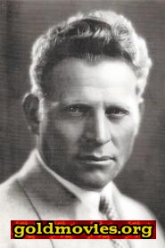 Fred Kohler come Member of the Court at Abdication (uncredited)