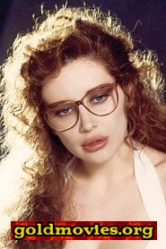 Francesca Dellera come La donna in rosso (accreditata col vero cognome, Cervellera)