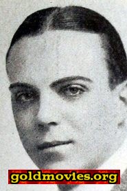 Eddie Fetherston come Courtroom Reporter (uncredited)