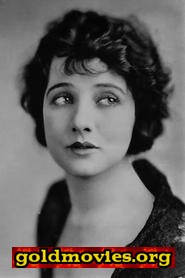 Betty Blythe come Mrs. Goodrich (uncredited)