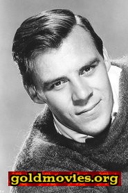 Richard Rust come Captain Alex