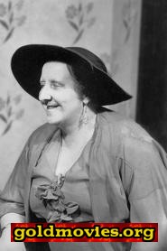 Maureen Delaney come Mrs. Stevens, the daily help