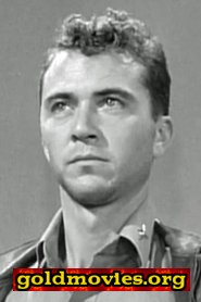 Charles Russell come Lt. Kenneth Bayforth