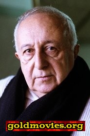 Giancarlo Cobelli come Memo, il barbiere