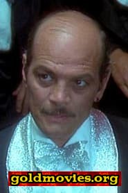 Luciano Catenacci come Physician (uncredited)