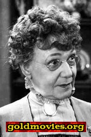 Jean Adair come Aunt Martha Brewster