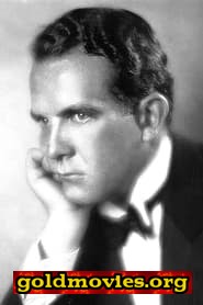 John Vosper come Capt. Dyer
